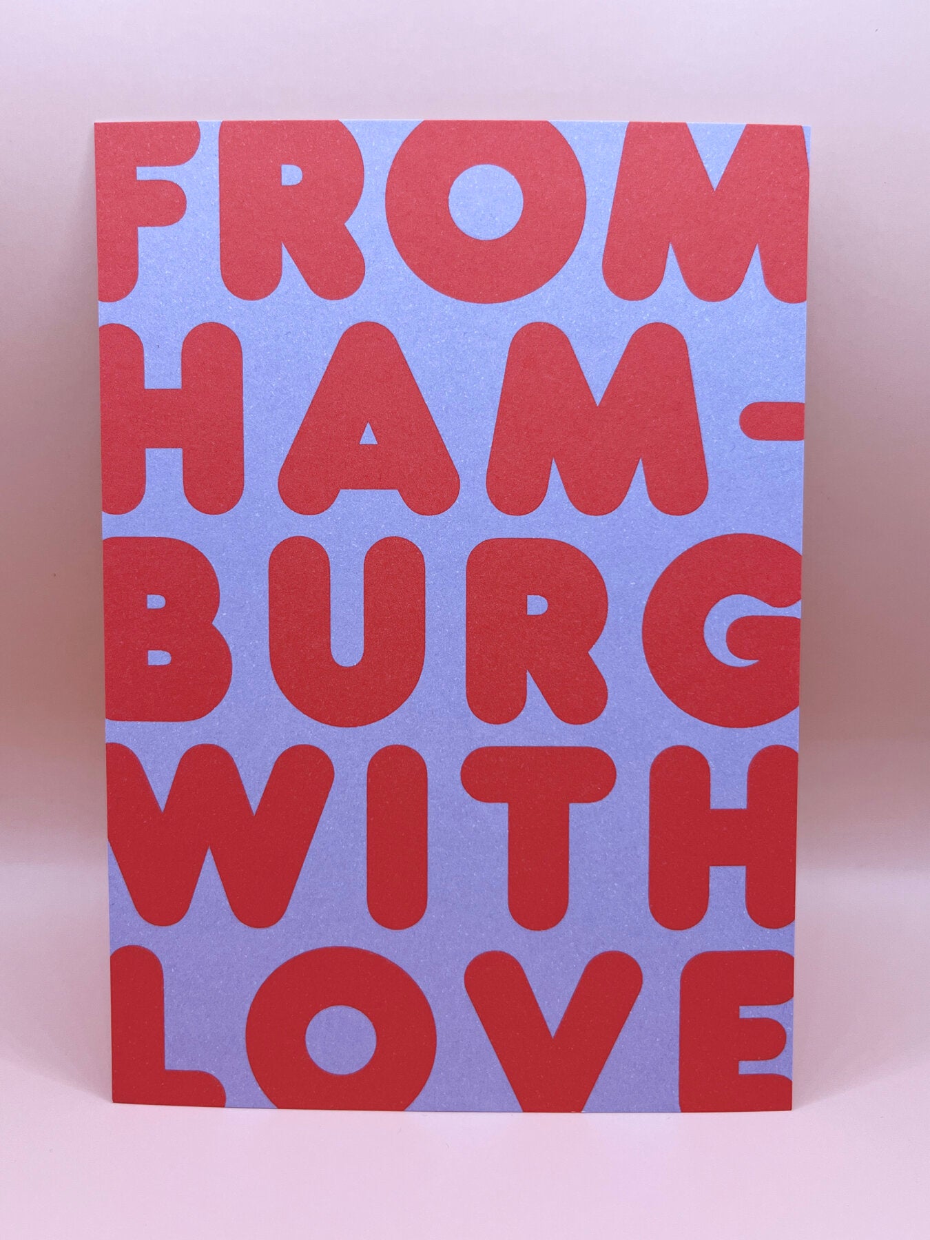 Postkarte "gldFROM HAMBURG WITH LOVE" auf lila Hintergrund