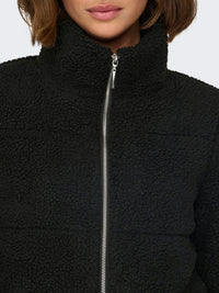 Kurze Teddyjacke "gldSANDRA" in schwarz
