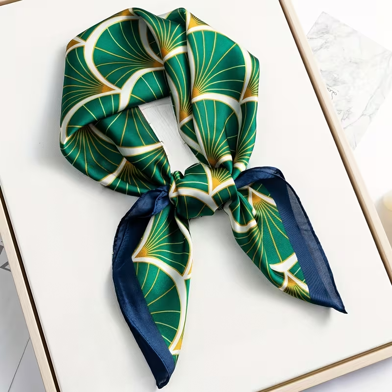 Elegantes Halstuch "gldAUDREY" mit grünem Muster und blauem Rand