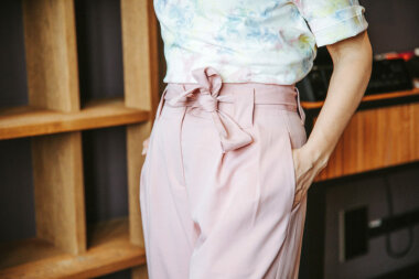 Gecropptes Batikshirt &ldquo;gldGOLDIG&rdquo; aus Bio-Baumwolle