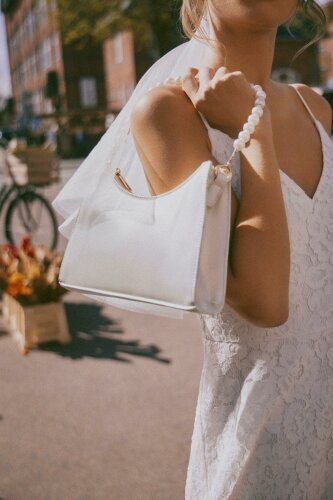 Weiße Handtasche mit Perlen-Riemen...